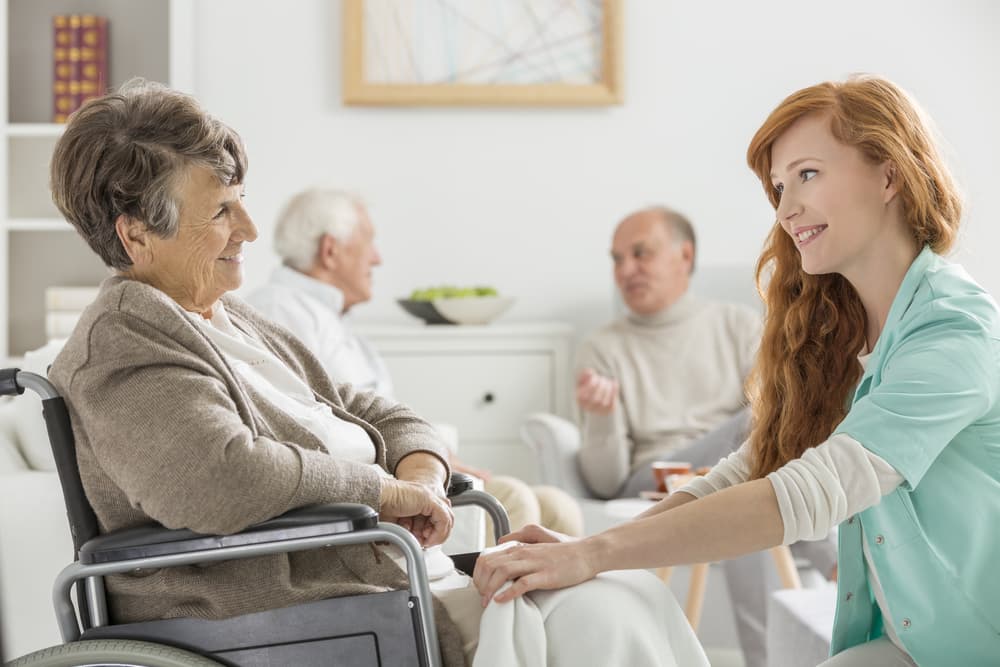 Krankenschwester kümmert sich um eine ältere Dame