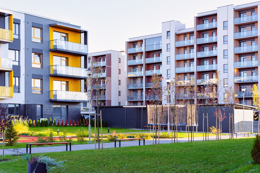 Wohn-Appartements Häuser Fassadenarchitektur und Außenanlagen